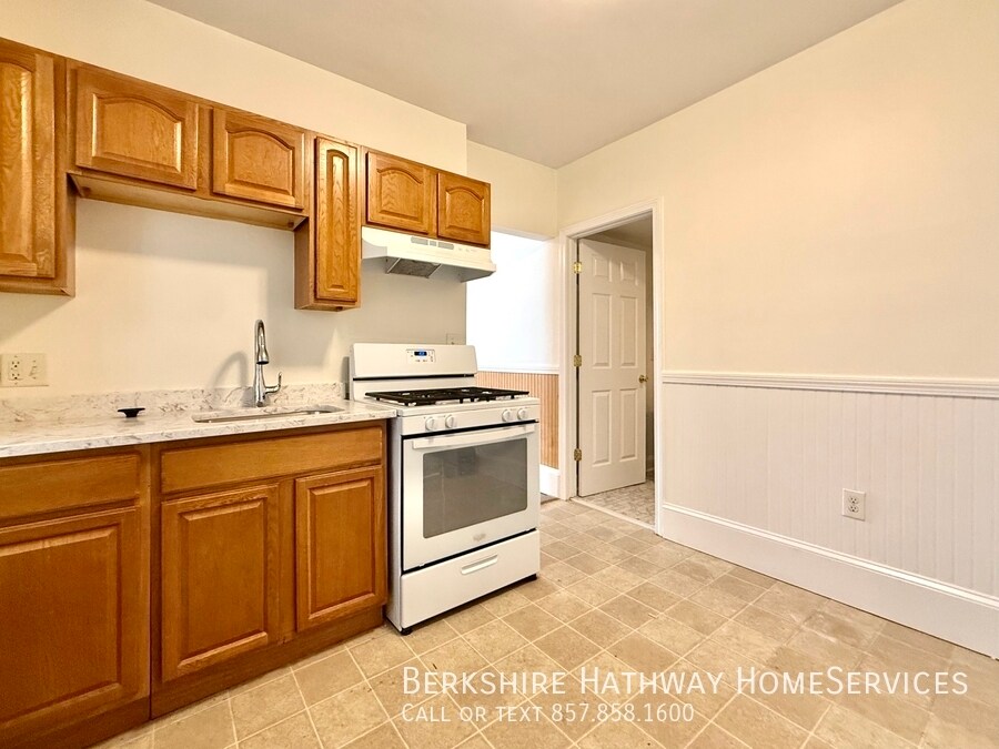 10 Cypress St, Unit 2 in Somerville, MA - Building Photo