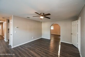 2436 Lourdes Dr W in Jacksonville, FL - Building Photo - Building Photo