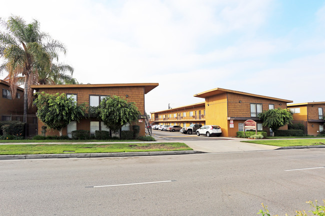 Fullerton Court Apartments in Buena Park, CA - Building Photo - Building Photo