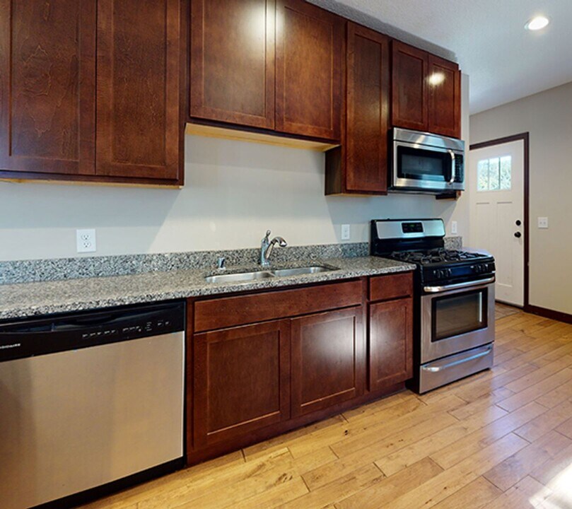 876 19th Ave SE in Minneapolis, MN - Building Photo