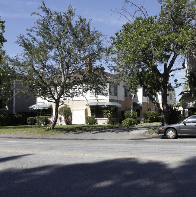 4909 Coldwater Canyon Ave in Sherman Oaks, CA - Foto de edificio - Building Photo