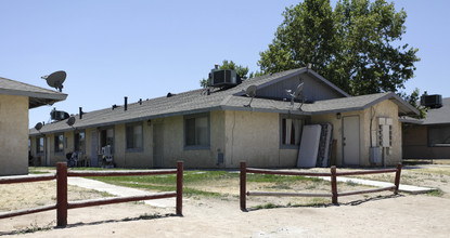 16562 Willow St in Hesperia, CA - Foto de edificio - Building Photo