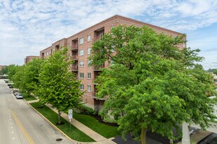 Meridian East in Des Plaines, IL - Building Photo