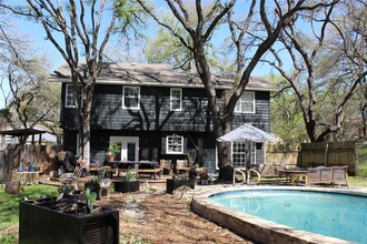 50 Pebblebrook Ln in Wimberley, TX - Foto de edificio - Building Photo