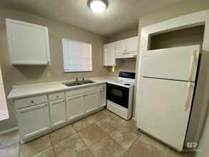 6394 Schoel Ln in Gulf Shores, AL - Foto de edificio - Building Photo