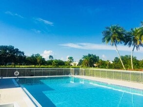 4550 Pinebrook Cir, Unit 605 in Bradenton, FL - Foto de edificio - Building Photo