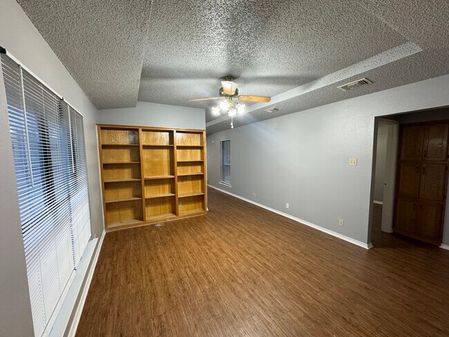 2115 N Elm St in Denton, TX - Building Photo - Building Photo