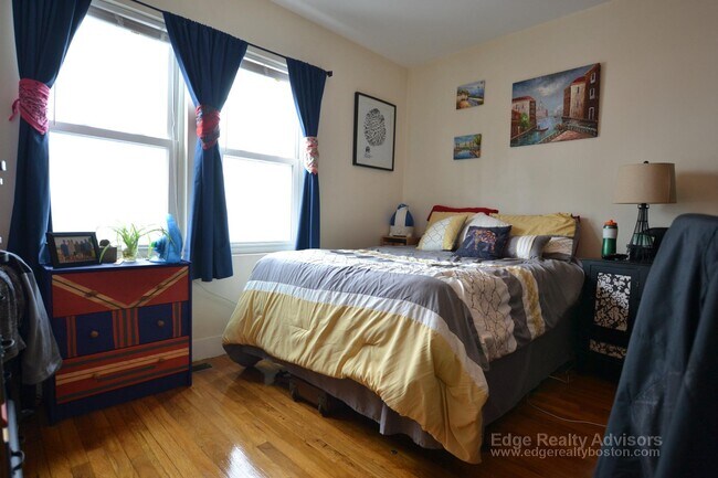 222 Arlington St, Unit 1 in Watertown, MA - Foto de edificio - Building Photo