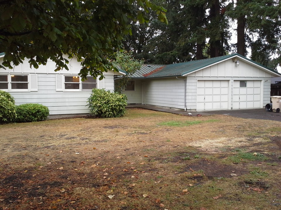 888 Plymouth Dr NE in Keizer, OR - Foto de edificio