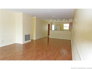 630 SE Ocean Blvd in Stuart, FL - Building Photo - Building Photo