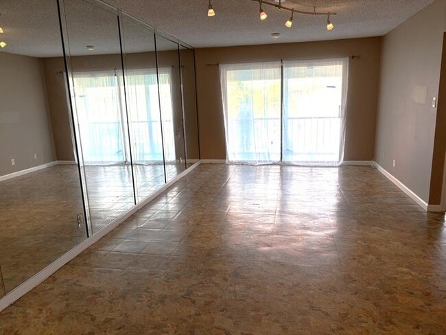 120 Cypress Club Dr in Pompano Beach, FL - Foto de edificio - Building Photo