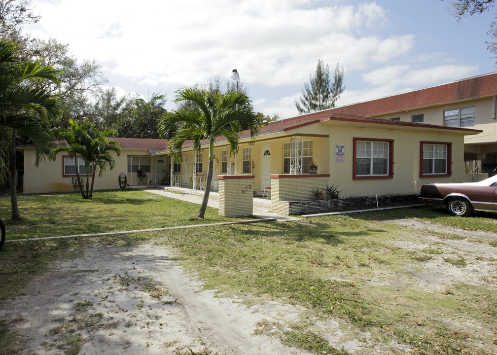 670 NE 122nd St in Miami, FL - Foto de edificio