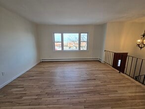 32 Monroe St in Milford, CT - Foto de edificio - Building Photo