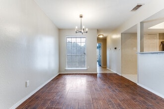 5565 Preston Oaks Rd in Dallas, TX - Foto de edificio - Building Photo