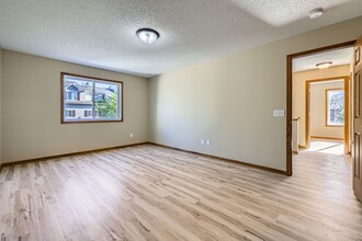 9172 Comstock Ln N in Maple Grove, MN - Building Photo - Building Photo