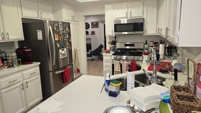 22195 Summit Hill Dr in Lake Forest, CA - Foto de edificio - Building Photo