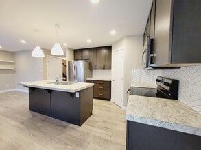1606-164A 164A St SW in Edmonton, AB - Building Photo - Building Photo