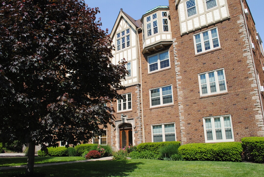 2558 Madison Rd in Cincinnati, OH - Foto de edificio