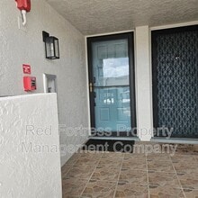 5710 Trailwinds Dr, Unit #525 in Ft. Myers, FL - Foto de edificio - Building Photo