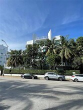 7728 Collins Ave, Unit 4 in Miami, FL - Foto de edificio - Building Photo