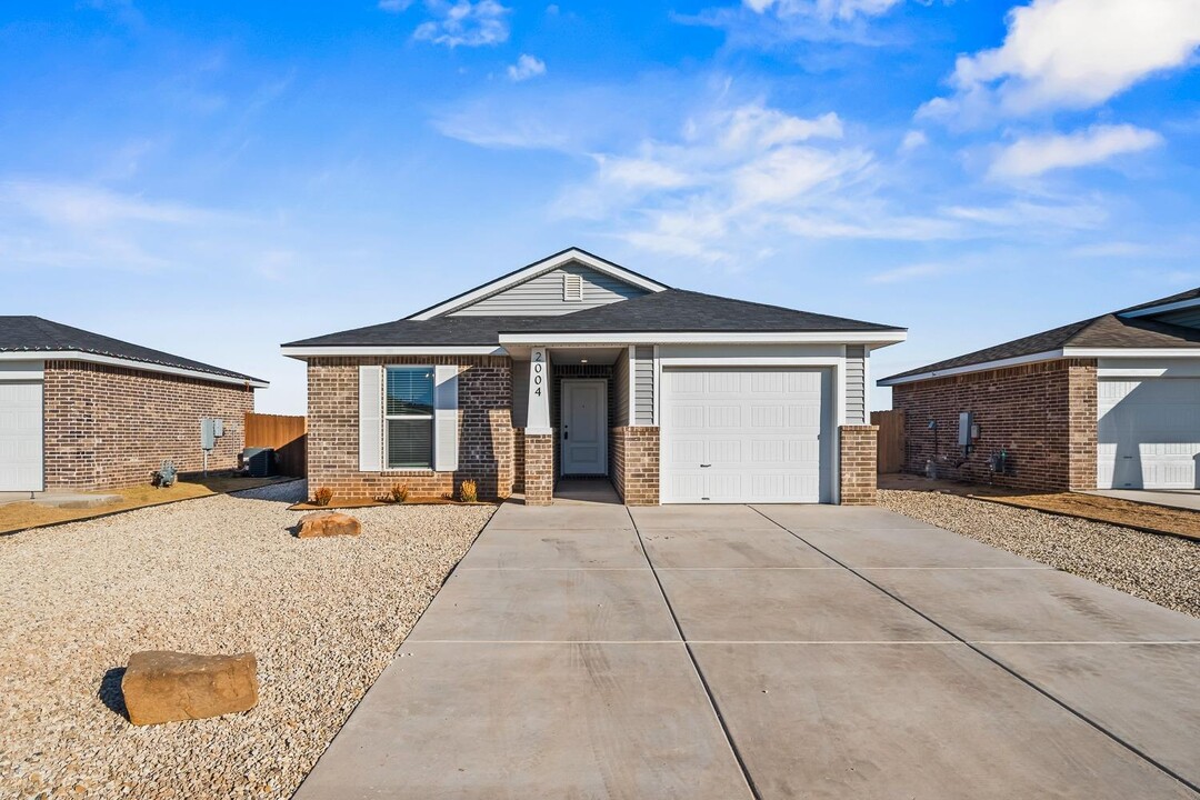 2004 Settler Ave in Wolfforth, TX - Building Photo