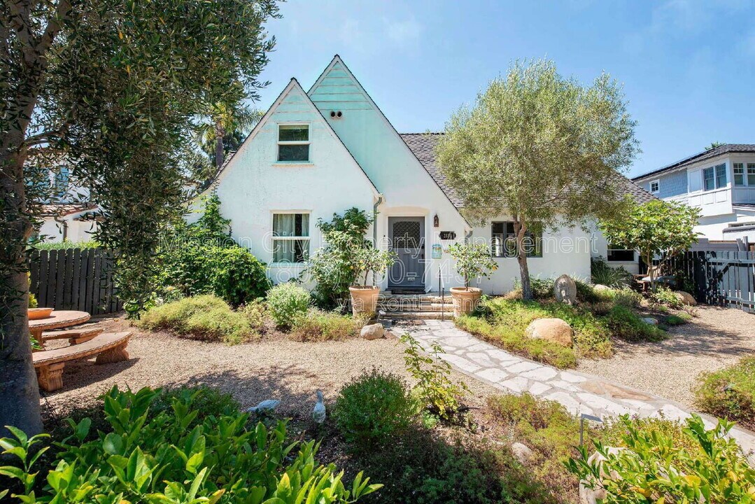 2837 Clinton Terrace in Santa Barbara, CA - Building Photo