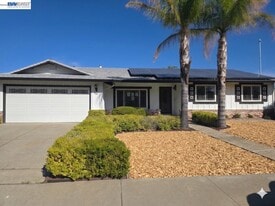 34 Kingswood Dr in Pittsburg, CA - Building Photo