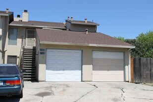 827 Dundee Wy in Stockton, CA - Building Photo