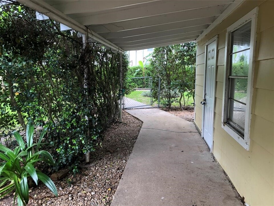 208 Ave A in El Campo, TX - Building Photo