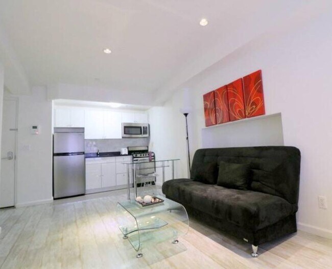 521 W 48th St in New York, NY - Building Photo - Building Photo