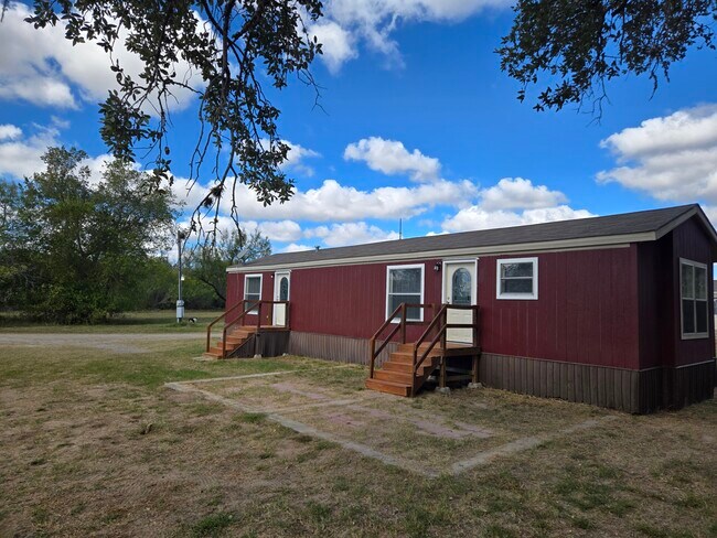 853 County Road 768 in Devine, TX - Building Photo - Building Photo