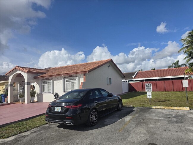 7635 NW 181st St in Hialeah, FL - Building Photo - Building Photo