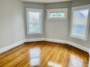 22 Adams St, Unit #2 in Winthrop, MA - Foto de edificio - Building Photo