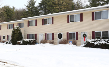 Fairground Village in Ballston Spa, NY - Foto de edificio - Building Photo