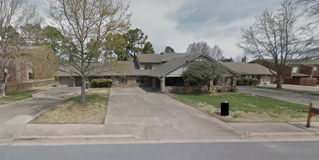 2500 E Sweetbriar Dr in Fayetteville, AR - Building Photo