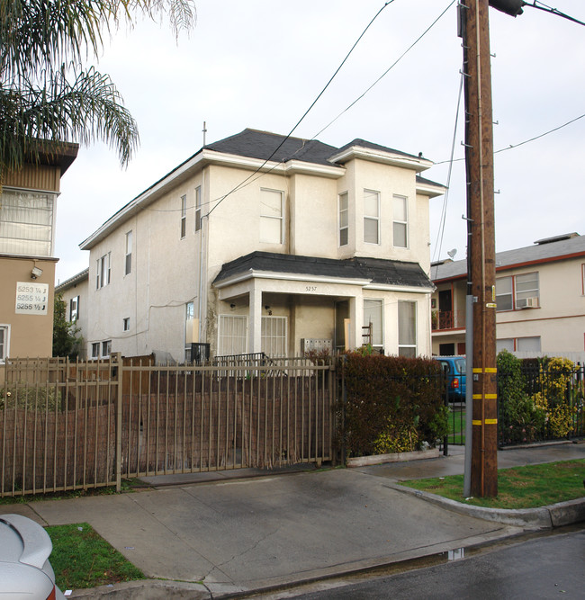5257 Denny Ave in North Hollywood, CA - Foto de edificio - Building Photo