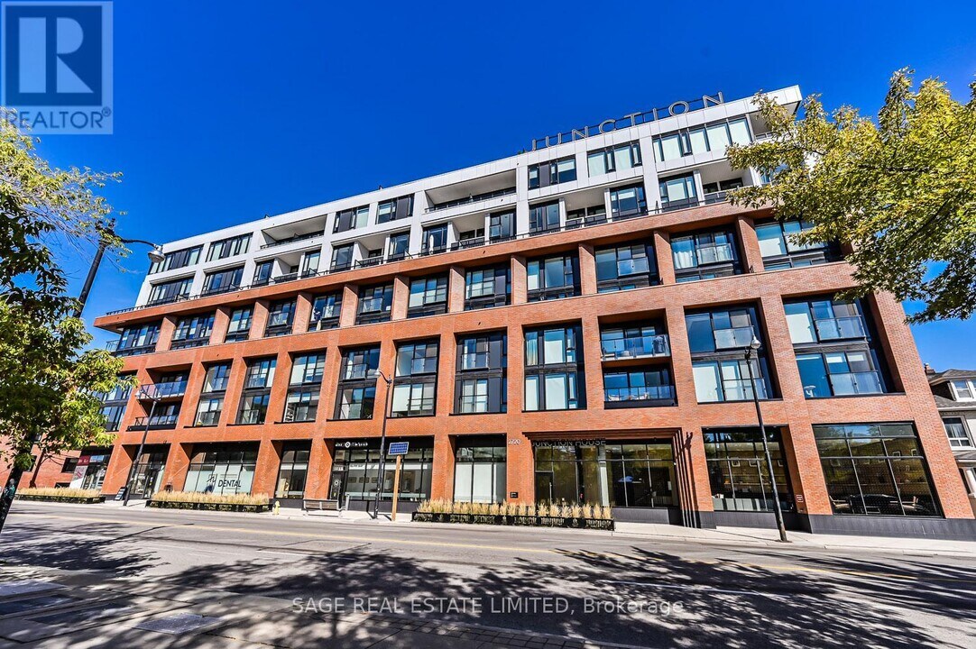 2720 Dundas St W in Toronto, ON - Building Photo