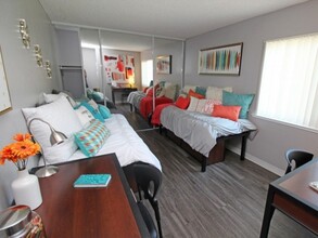 University River Village in Sacramento, CA - Building Photo - Building Photo