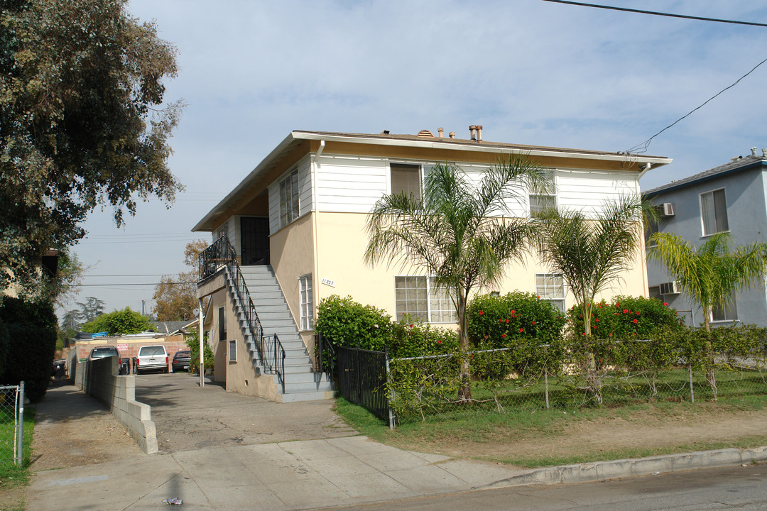 11227 Hatteras St in North Hollywood, CA - Building Photo