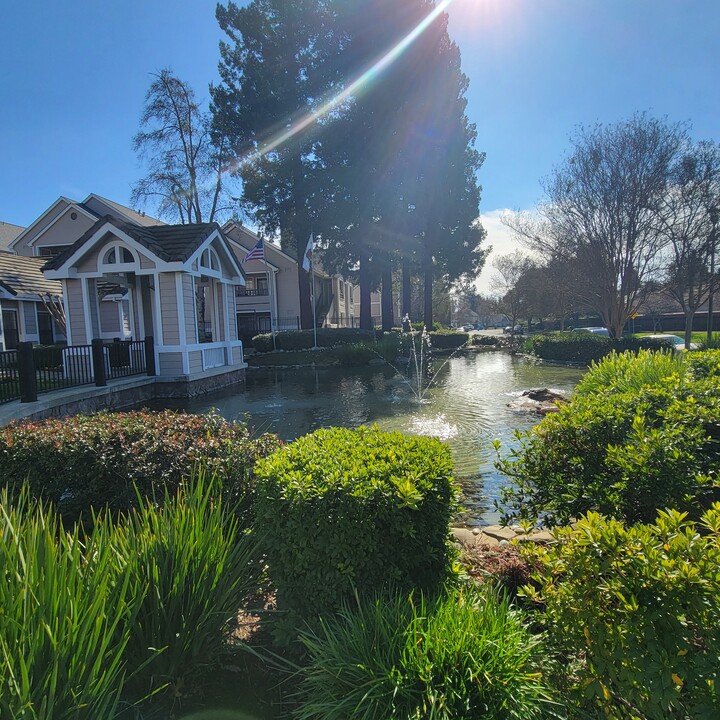 Crossing at Riverlake Apartments in Sacramento, CA - Foto de edificio