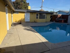 2435 W Broadway in Anaheim, CA - Building Photo - Building Photo