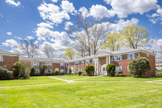 Cresmont Gardens in West Orange, NJ - Building Photo - Building Photo