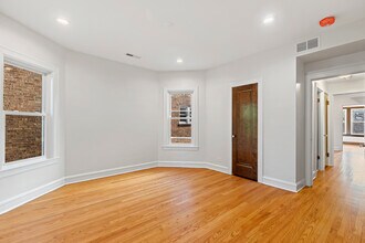 5851 N Virginia Ave, Unit 2 in Chicago, IL - Building Photo - Building Photo