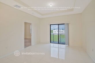 7819 NW 104th Ave in Doral, FL - Foto de edificio - Building Photo