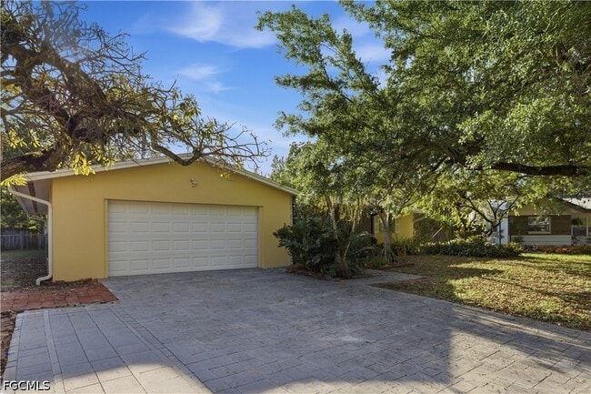 property at 4652 Siesta Cir
