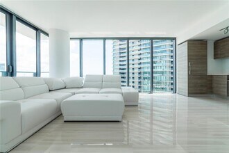 650 NE 32nd St, Unit 2808 in Miami, FL - Building Photo - Building Photo