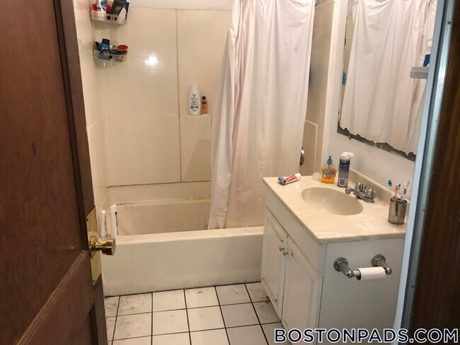 230 S Huntington Ave, Unit 1 in Boston, MA - Foto de edificio - Building Photo