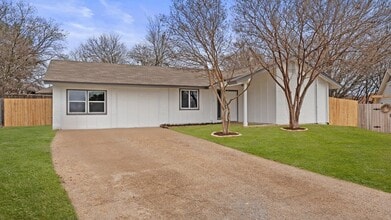 1112 Village Green Dr in Austin, TX - Building Photo - Building Photo