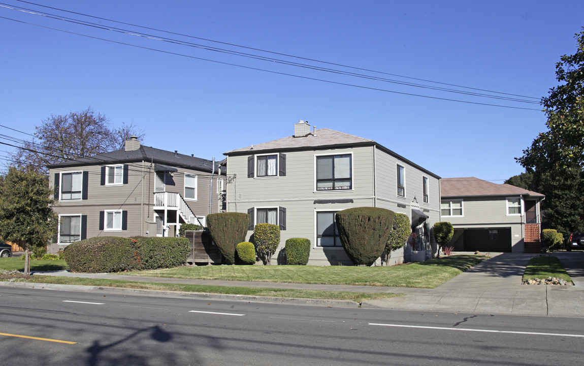 1607 Santa Clara Ave in Alameda, CA - Building Photo