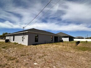 913 NE 13th Ave in Cape Coral, FL - Building Photo - Building Photo